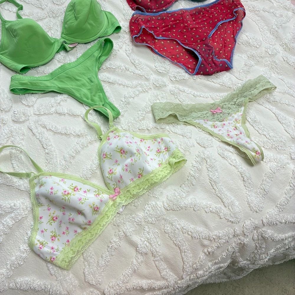Victoria’s Secret bra and underwear bundle - Picture 2 of 8
